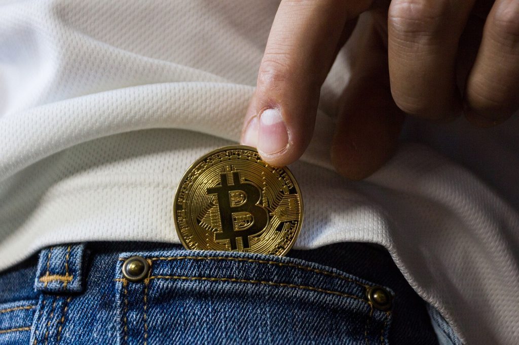 Bitcoin-mynt stoppas ner i ficka.