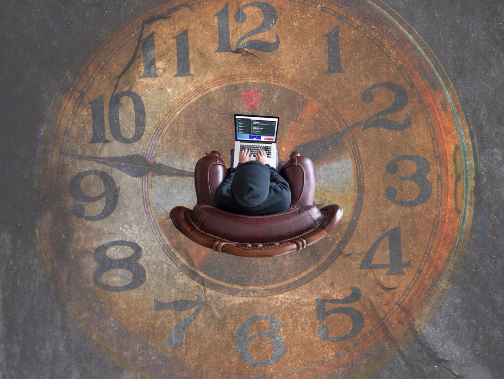 Trader vid laptop sitter ovanpå en gigantisk klocka, symboliserande vikten av timing i pre-market-handel och möjligheten att agera innan börsens öppning.